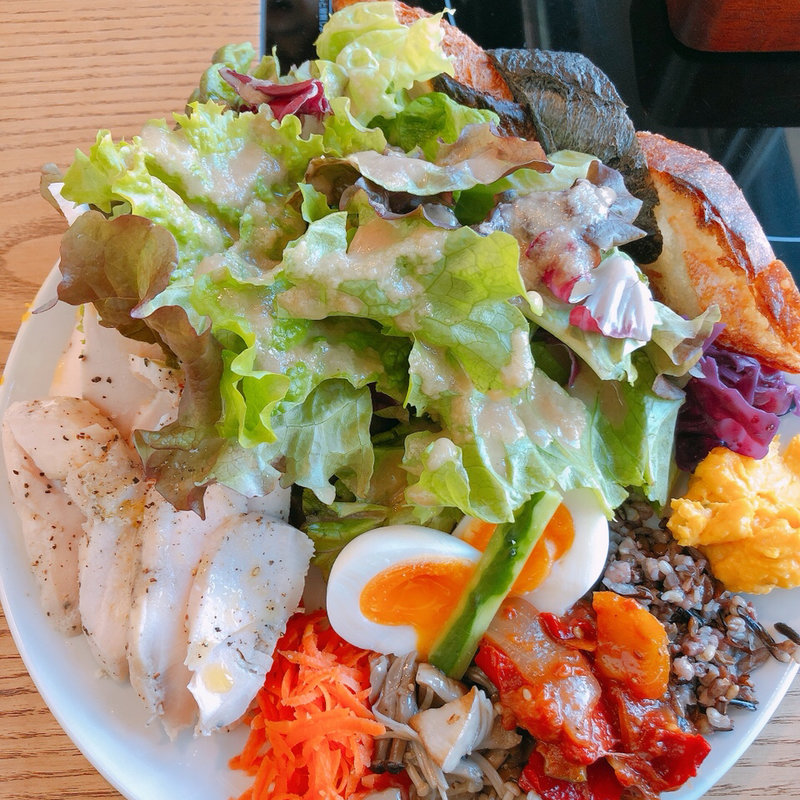 ローストチキンのサラダランチプレート(カフェ＆バル EPID’OR(エピドール))