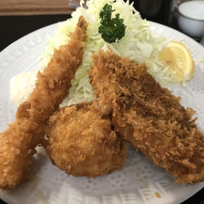 ミックスフライ定食とんかつ定食（小鉢・お新香・赤だし付き・ご飯とキャベツお代わり自由）(きむら)