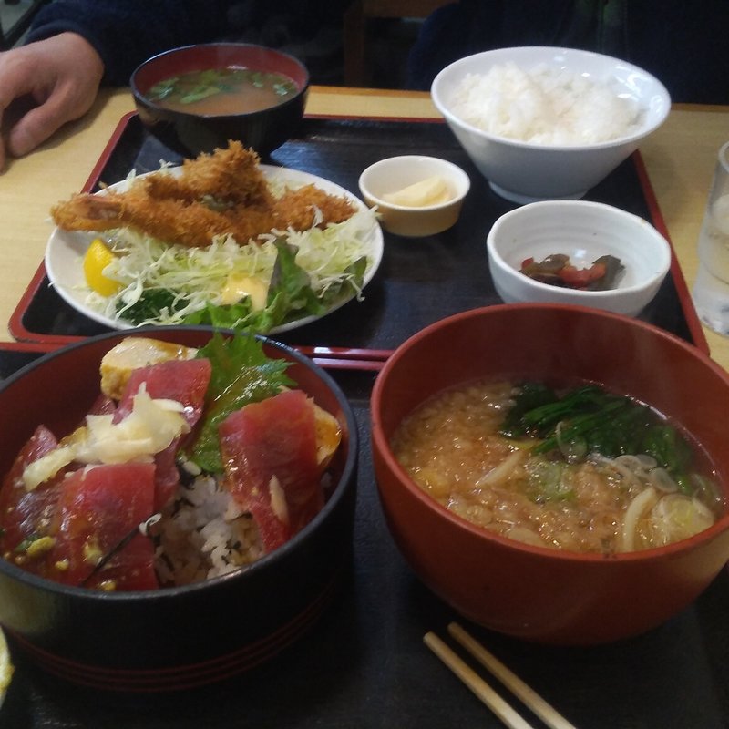 まぐろ丼とミニたぬきうどん(藤よし)