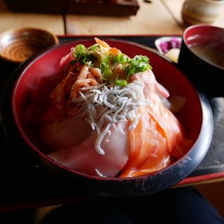 まるごと伊豆の海鮮丼(囲炉茶屋 （irorichaya）)