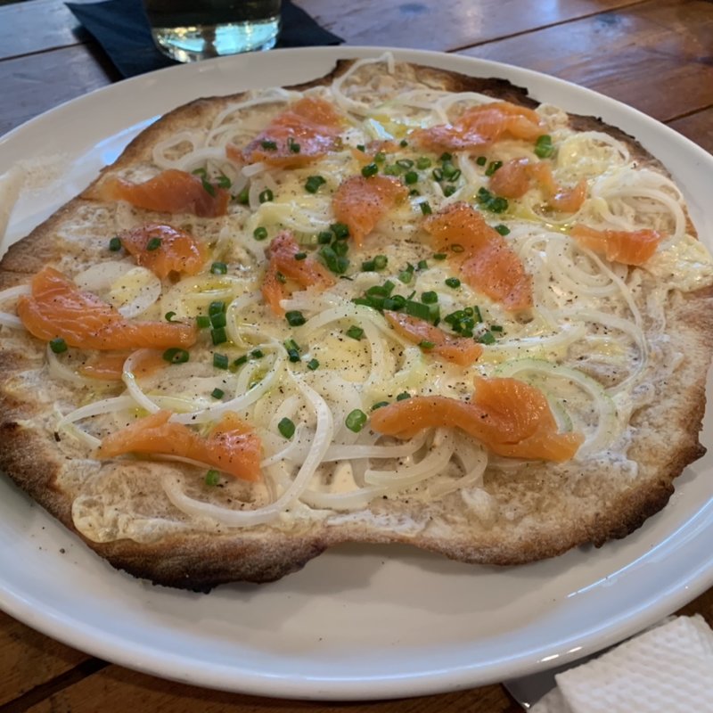 サーモンピザ(MEON エシカルキッチン＆カフェ)