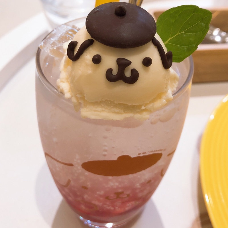 アイスonストロベリーソーダ(ポムポムプリンカフェ 横浜店 )
