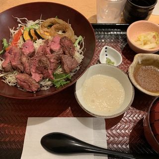 ミスジステーキサラダ丼(大戸屋ごはん処 イトーヨーカドー湘南台店)