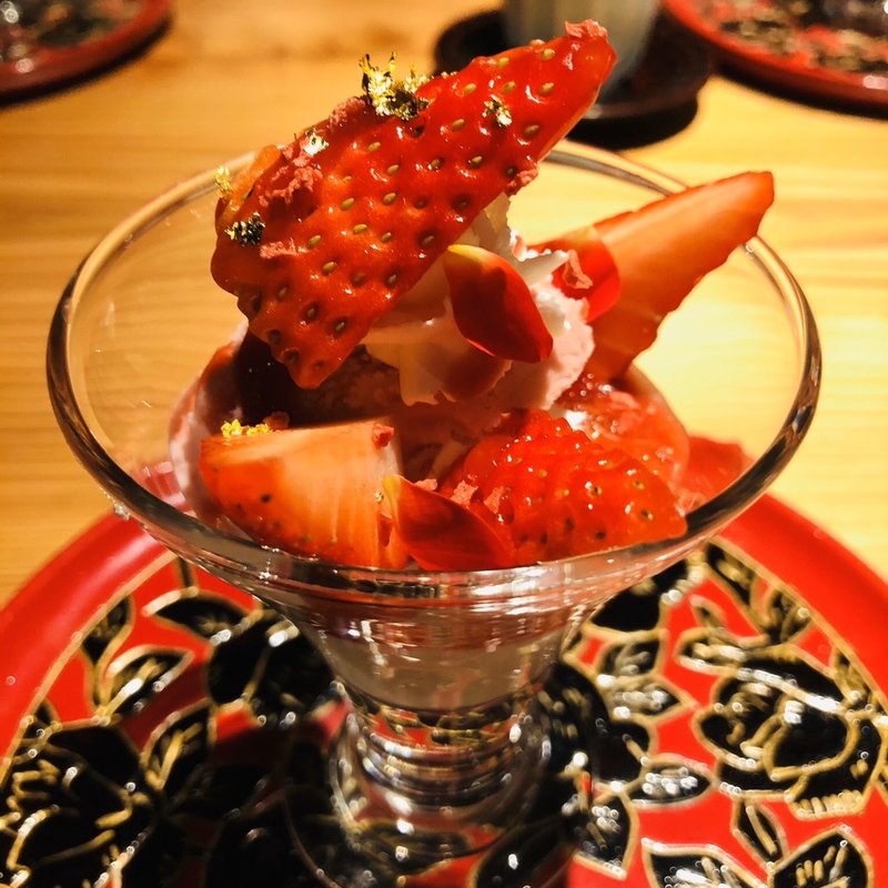 苺のパフェ豆乳クリーム(肉うち山)