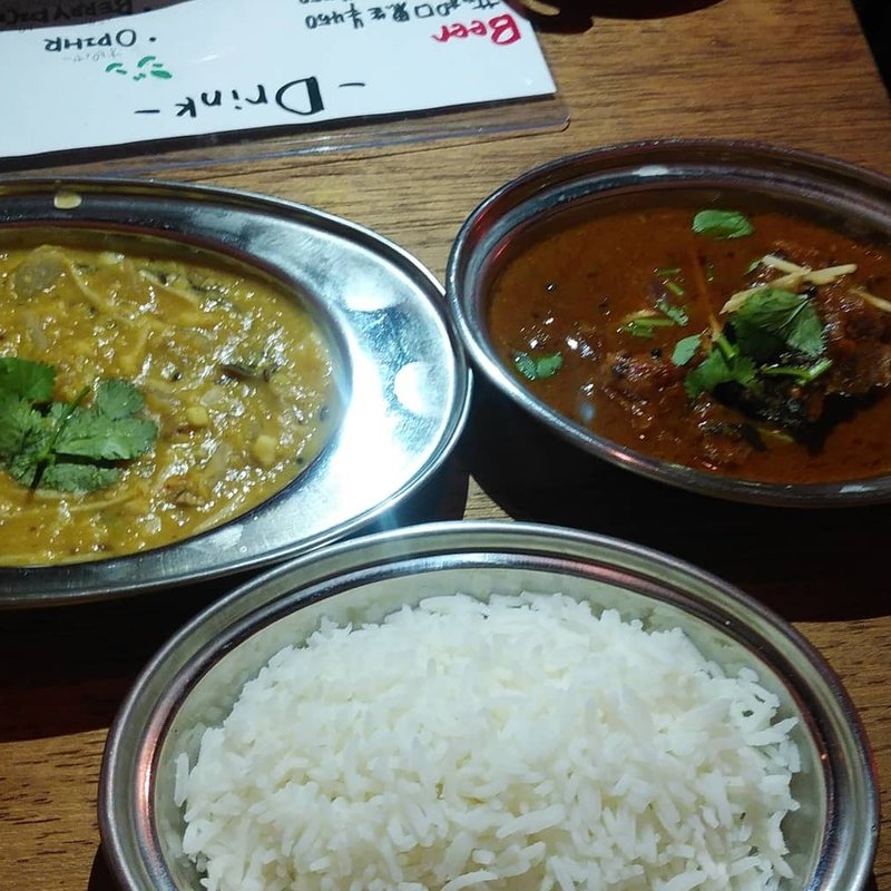 ムング豆ダルと、チキンカレー(印華香飯)