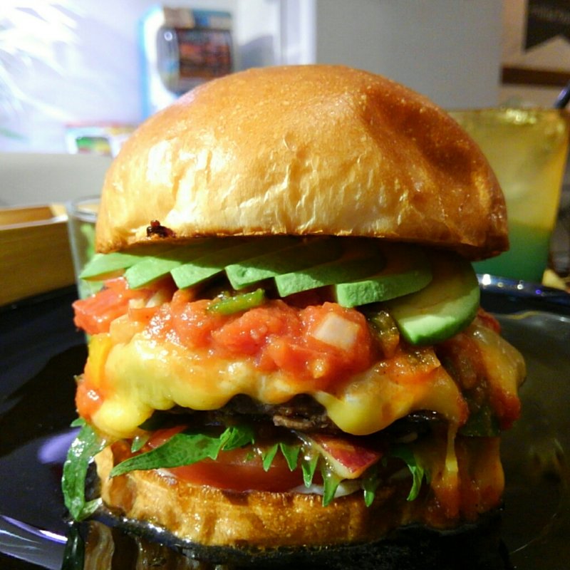 ハンバーガー(ブラウンバンズ＋ビーフパティ＋アボカド＋トマト＋大葉＋チェダーチーズ＋冬サルサ)(milia burger)