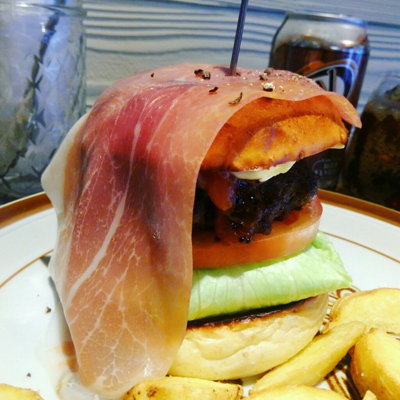 ドラゴンフルーツとイチゴのバーガー～生ハムのせ～(だるま珈琲)