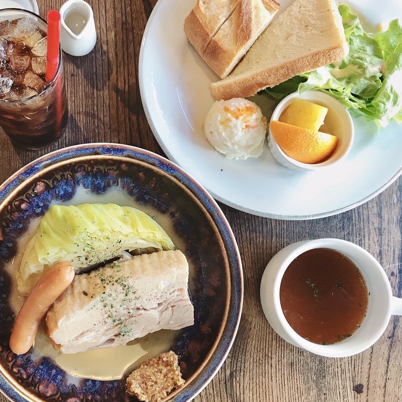 やわらか塩豚とキャベツの白ワイン煮込みプレート　〜シュークルート仕立て〜(ヒキダシカフェ)