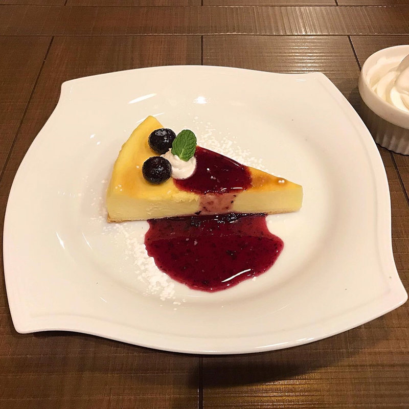 ニューヨークチーズケーキ（カシスシャーベット添え）(倉式珈琲 イオンタウン周南久米店)