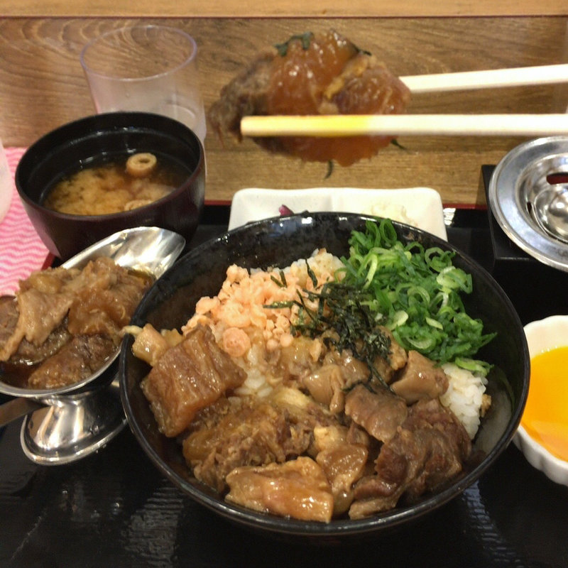 牛すじ丼(串かつ名代 虎ノ門)
