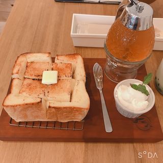 厚切りバタートースト(つばめパン＆Milk)