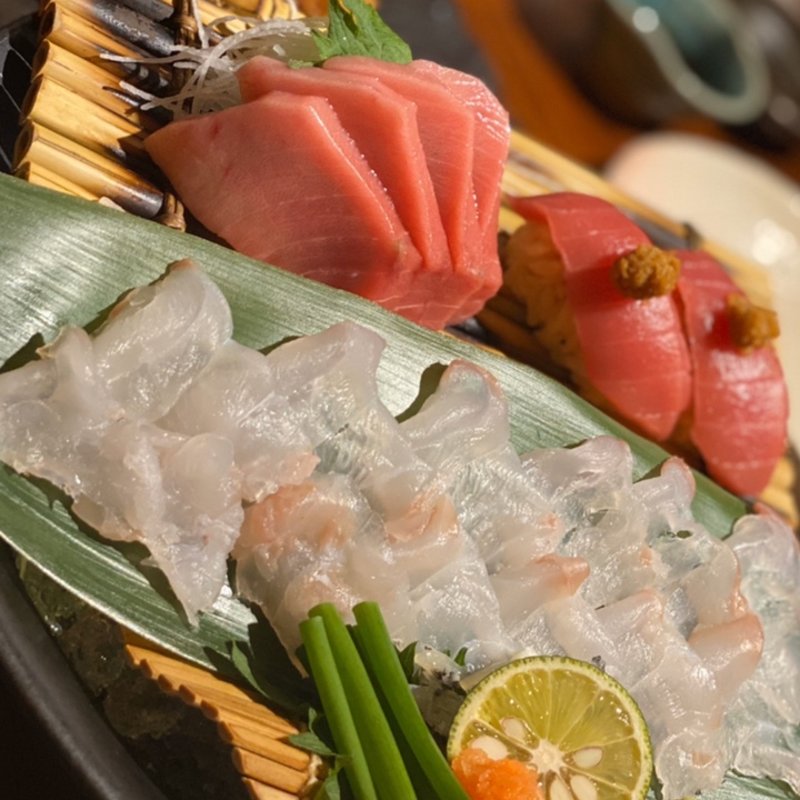 クエ薄造りと本まぐろ造り盛り合わせ(咲くら 新宿東口店 （さくら）)