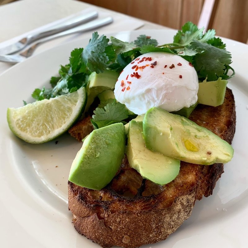 アボカドトースト– フレッシュコリアンダーとライム添え(bills 七里ヶ浜)