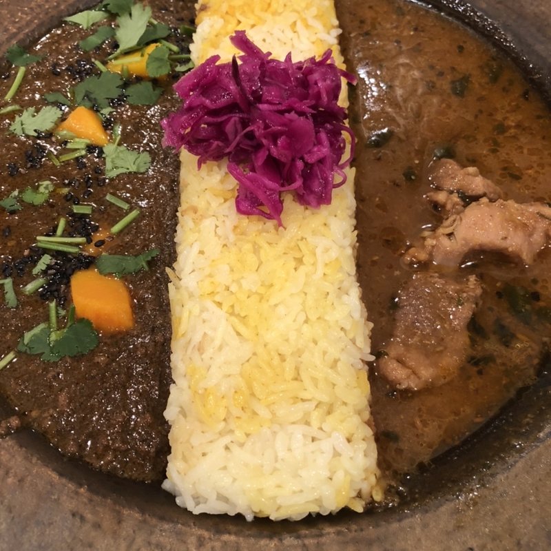 2種盛（チキンカレーと黒胡麻坦々カレー）(ピワン)