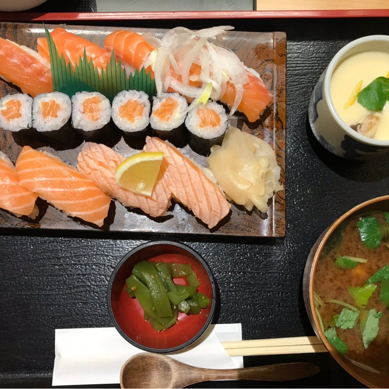 サーモンづくしセット(おやじすし一喜 蒲生四丁目店)