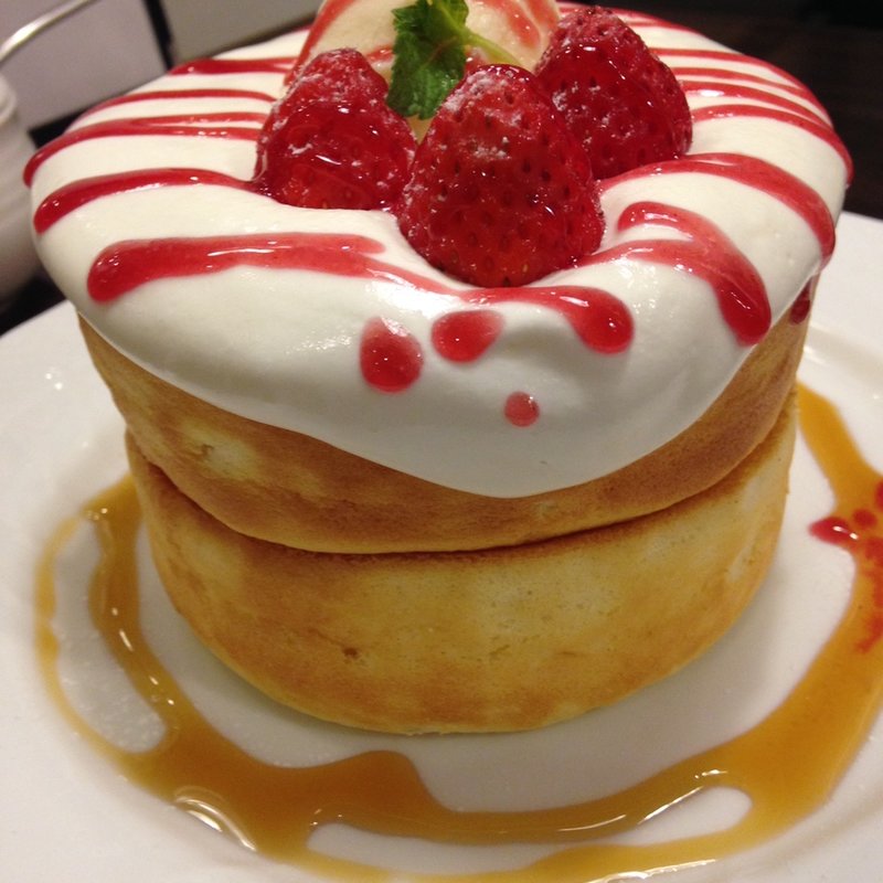 苺とふんわりクリームのスフレパンケーキ(サロン 卵と私 )