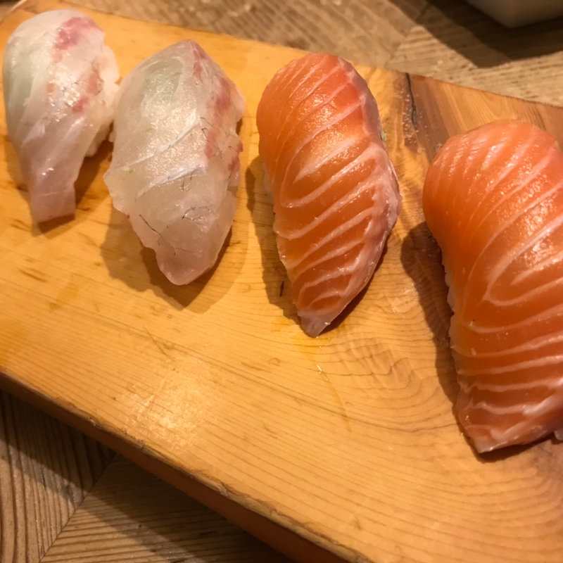 にぎり　サーモンと鯛(酒処さつき)