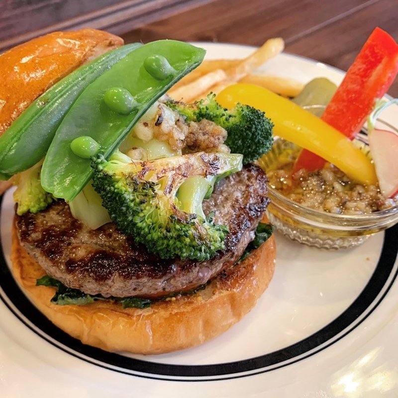 限定　春の緑野菜たっぷり 青森産ニンニクのバーニャカウダバーガー(アンバープレイス)