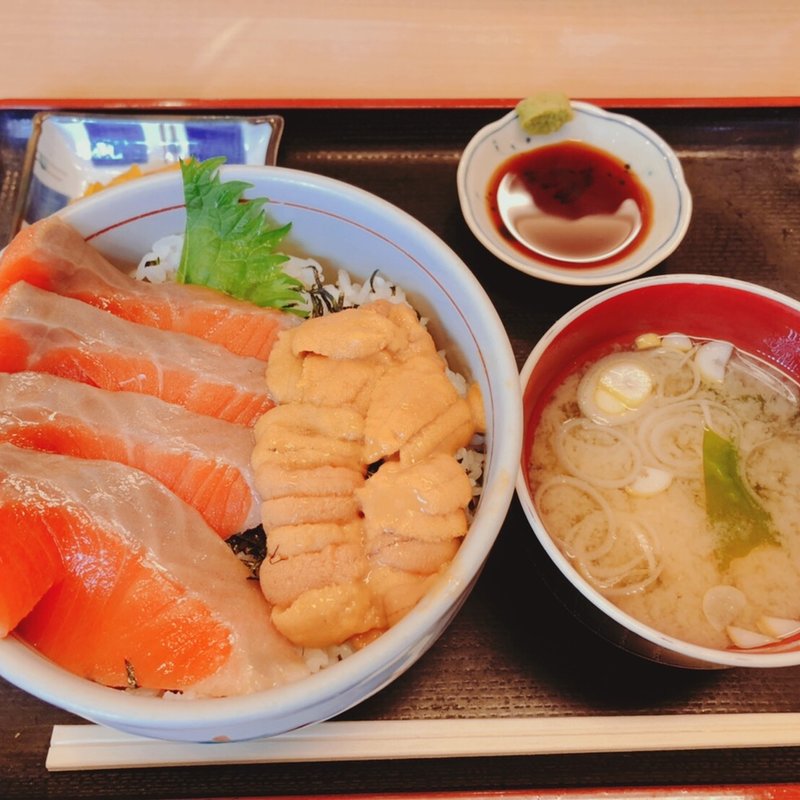 うにサーモン丼(いくら亭)