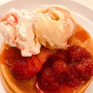 いちごのホットケーキ(はまの屋パーラー)