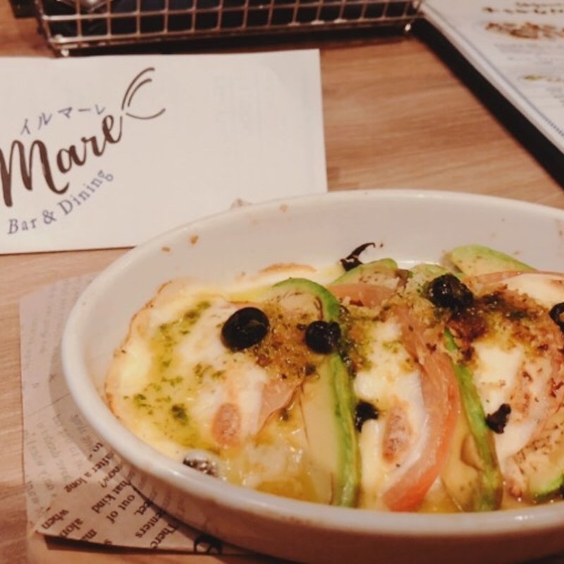 モッツァレラ、アボカド、トマトの焼きカプレーゼ(オサカナバル イル マーレ 横浜西口店)