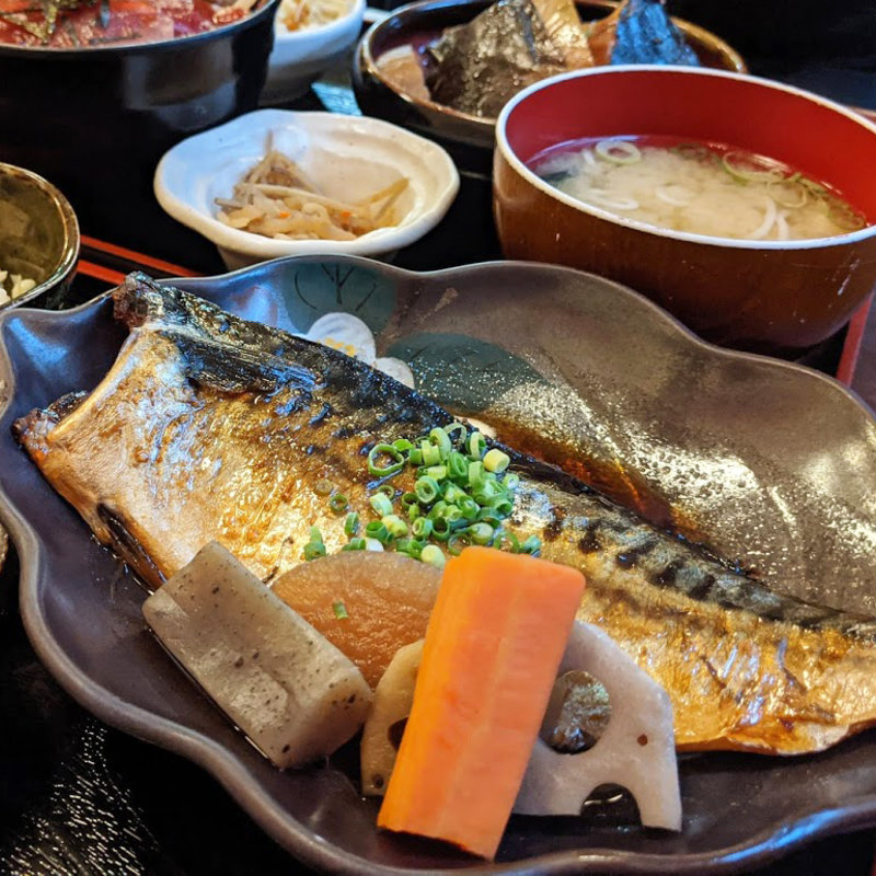 さばの煮付け定食(刺身付き)(一魚一栄)