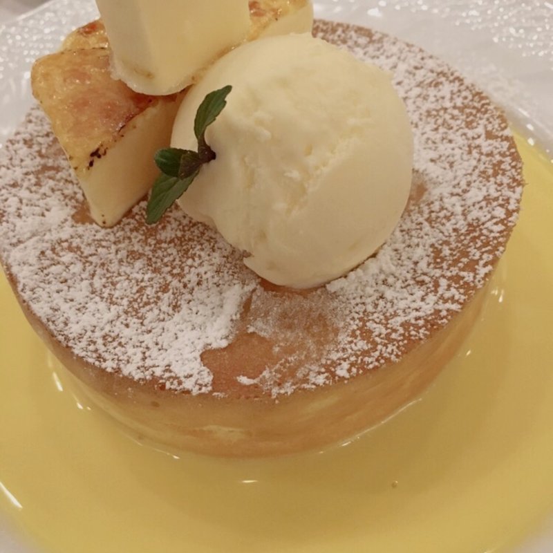 クレマカタラナとアングレーズソースのスフレパンケーキ(Salon Oeuf et Moi そごう横浜店)