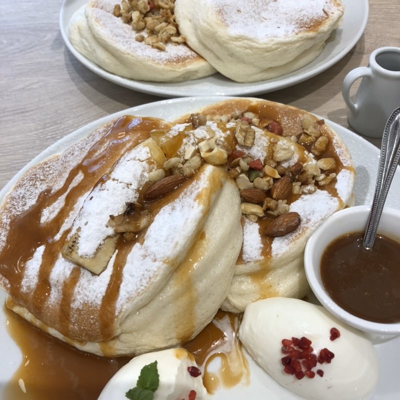 キャラメル&ナッツソースのふわふわパンケーキ(APROSE CAFE)