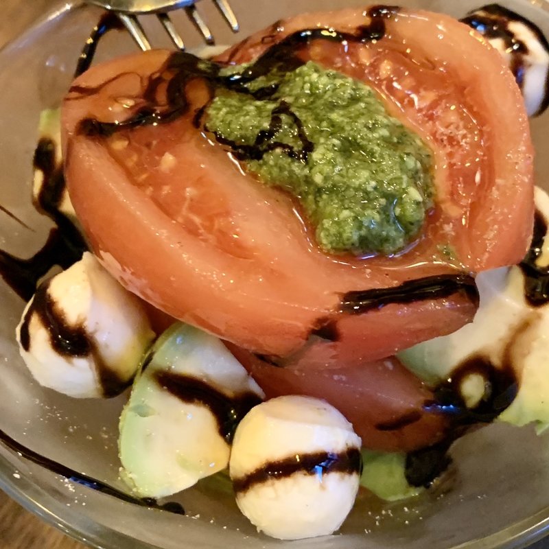 トマト・アボカドモッツァレラ(東京ロビン )