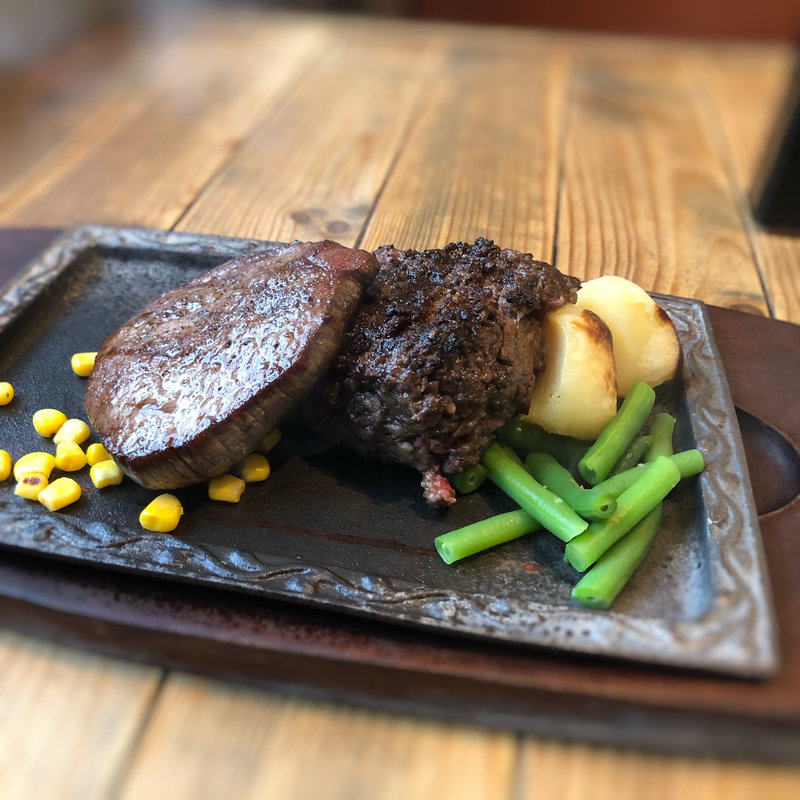 赤身ステーキと霜降りハンバーグ(グリルド エイジング・ビーフ )