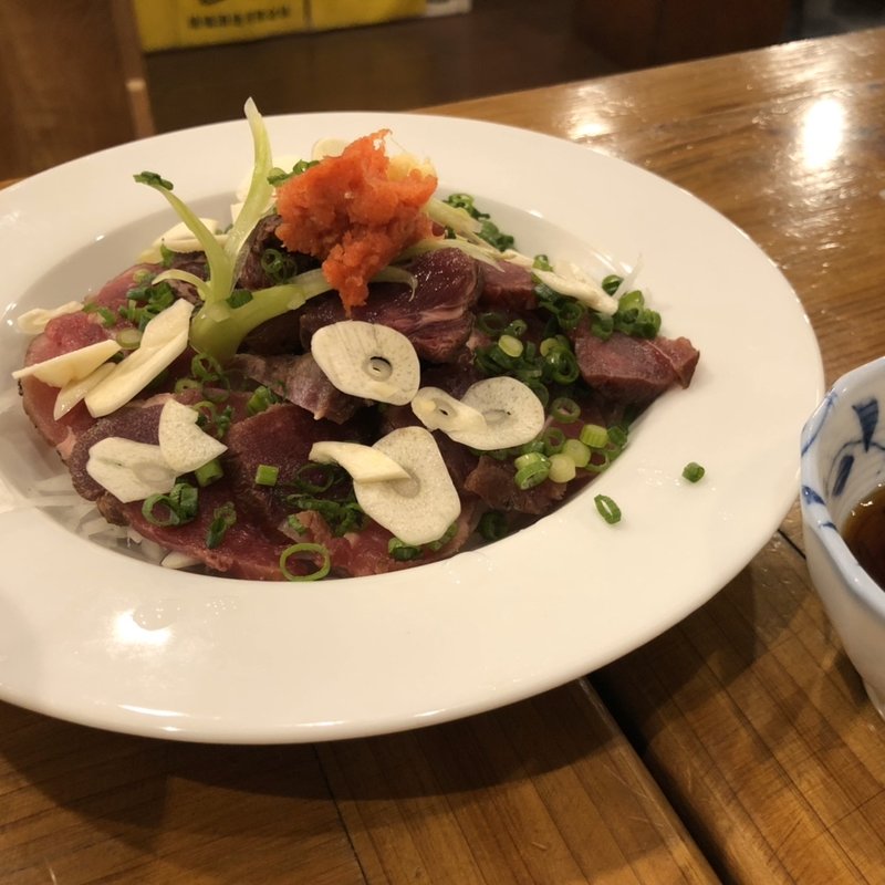 西表島産 イノシシの藁焼きたたき(海人居酒屋 源 総本店 （うみんちゅいざかや げん）)