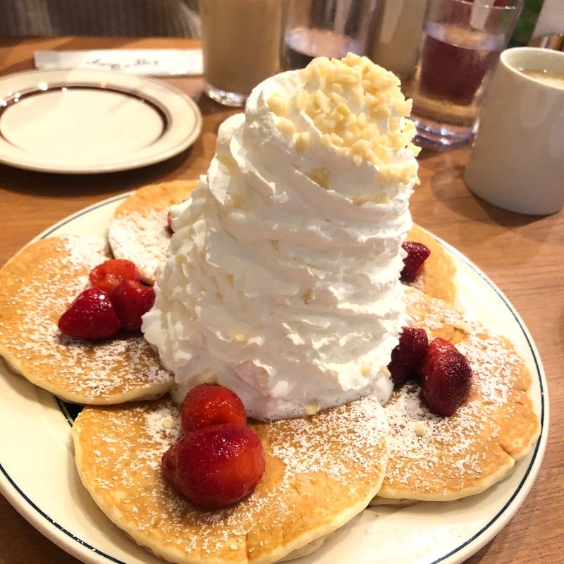 ストロベリー、ホイップクリームとマカデミアナッツ(Eggs 'n Things 名古屋PARCO店)