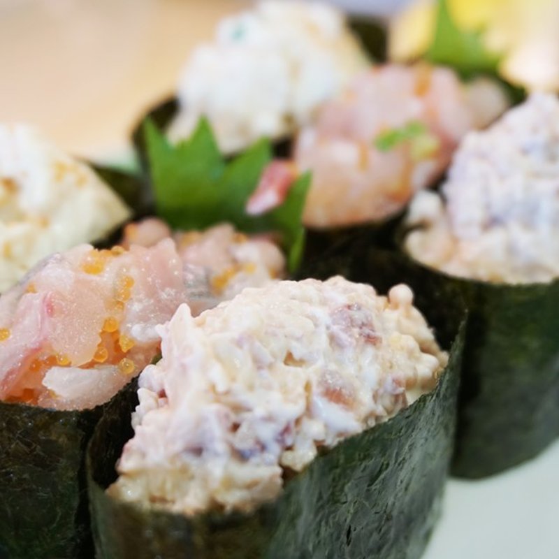 軍艦3種盛り(廻るカウンター 太郎すし 春日店)