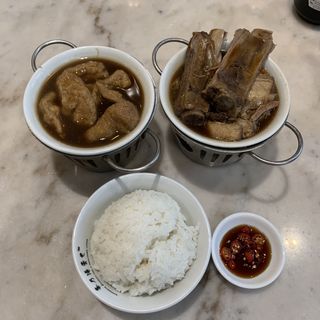 肉骨茶(Pao Xiang Bak Kut Teh (宝香绑线肉骨茶))