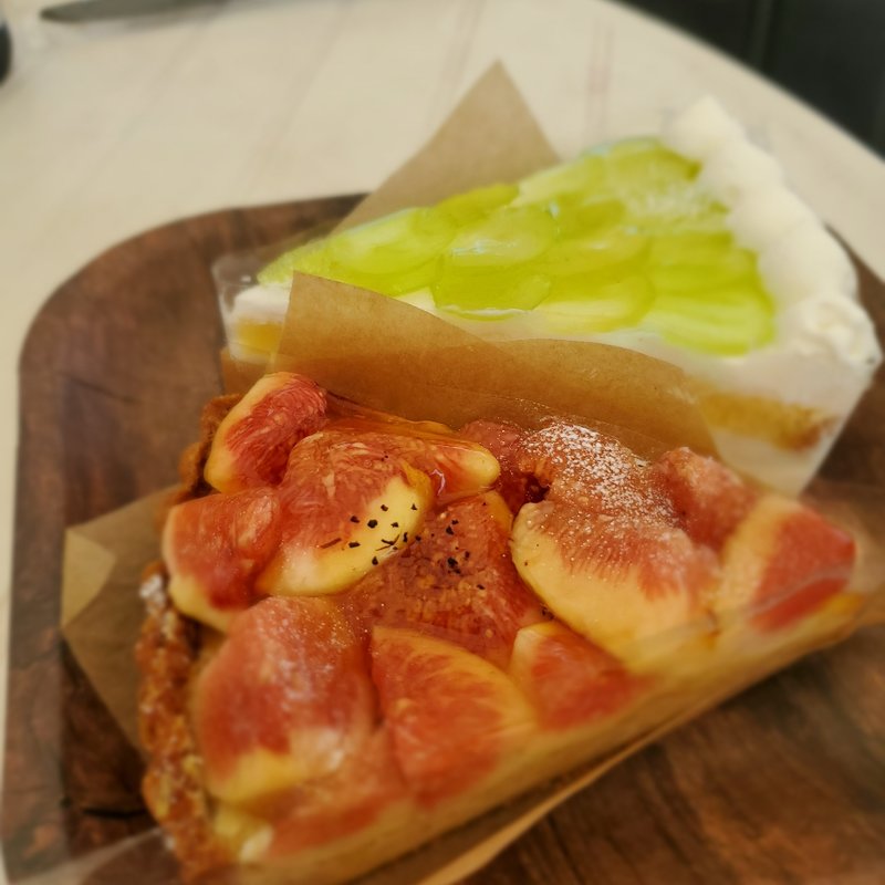 シャインマスカットのタルト、無花果のタルト(小さな菓子店fika)