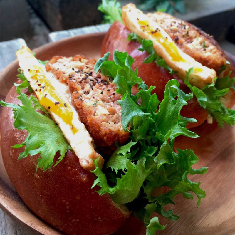 とろたまメンチサンド(サンドイッチパーラー楽楽)