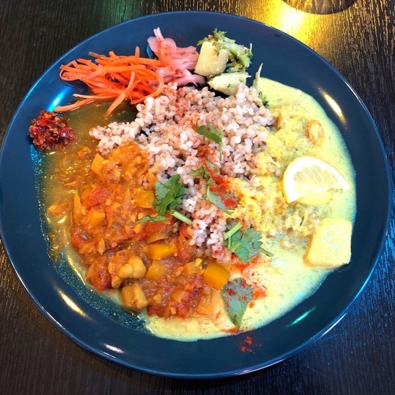 A.B あいがけ（A.新玉のトマトチキン B.鱈と長芋クリーミーレモン）(カ・リーベ)