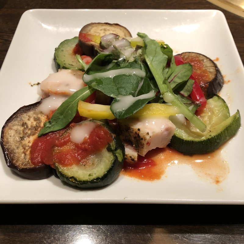 香草チキンのラタトゥイユサラダ(ワンカルビ 伊丹南野店)