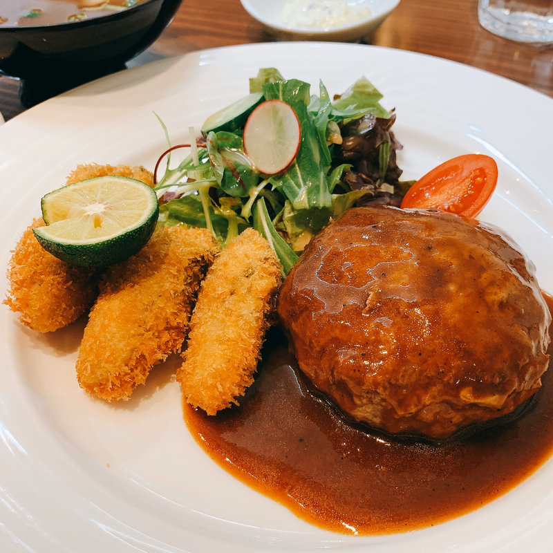 カキフライとハンバーグの盛り合わせ(洋食屋 ふじ家)