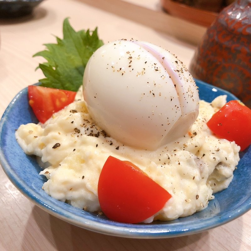 アンチョビ月見ぽてとサラダ(肴　あわ鷹)