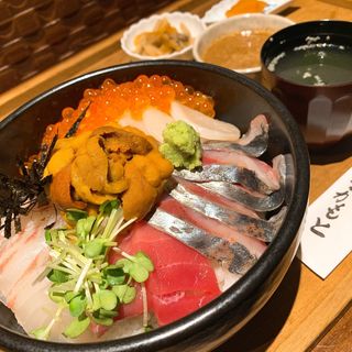 海鮮丼(旬魚ふぐ料理 おかもと)