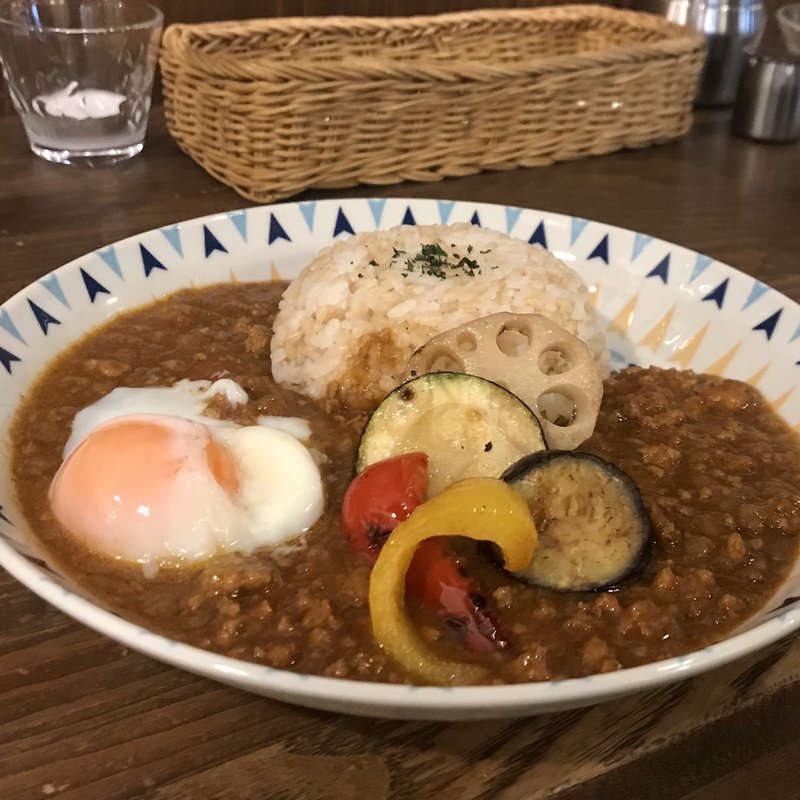 季節野菜と温玉のせキーマカレー(HanaCAFE nappa69 （ハナカフェ ナッパロクキュー）)