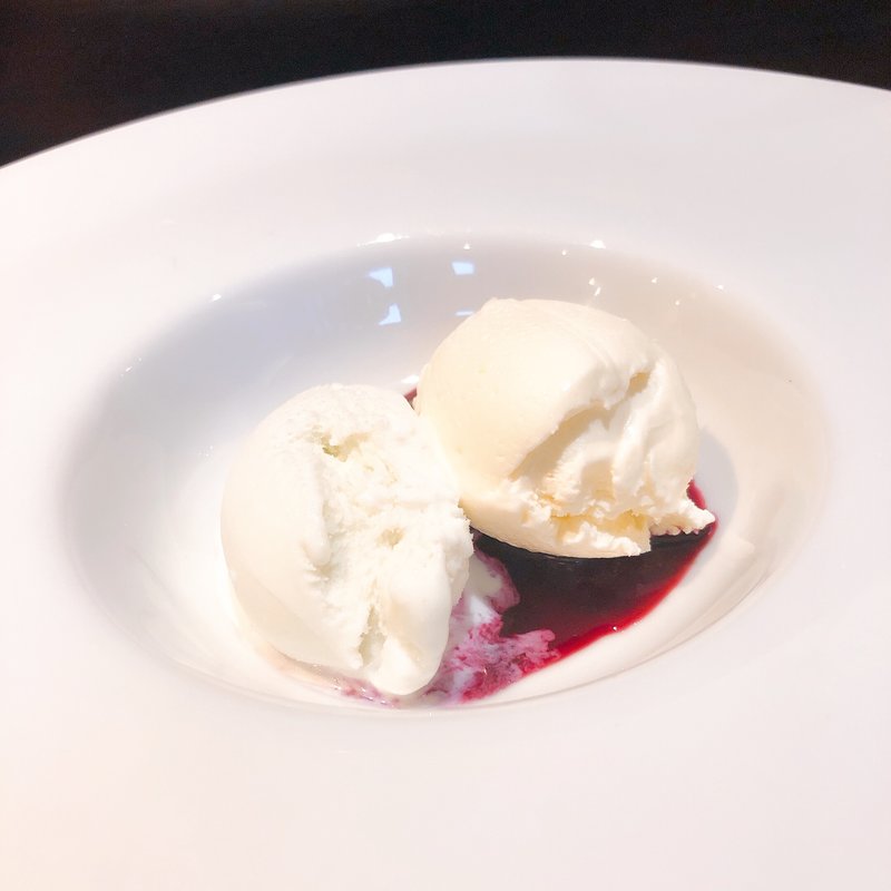 クリームチーズのババロアと沖縄塩のアイスクリーム(lien)