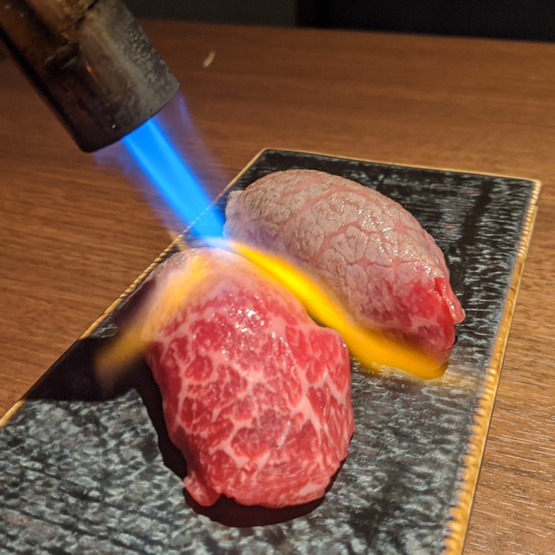 希少部位の炙り鮨(個室焼肉ITADAKI 馬車道)