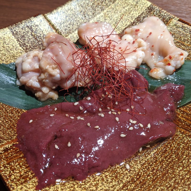 レバー、ギアラ、シマチョウ(個室焼肉ITADAKI 馬車道)