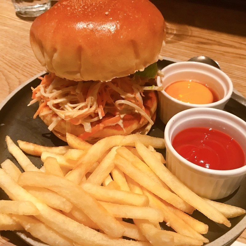 鶏つくねバーガー（鶏つくね、アボカド、牛蒡サラダ、卵黄）(HOFF)