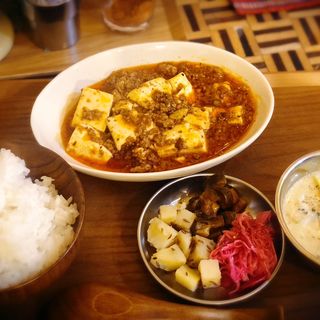 麻婆豆腐と新作のアボカドチキンクリームカレー(スパイスカレーボンズ)