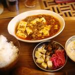 麻婆豆腐と新作のアボカドチキンクリームカレー