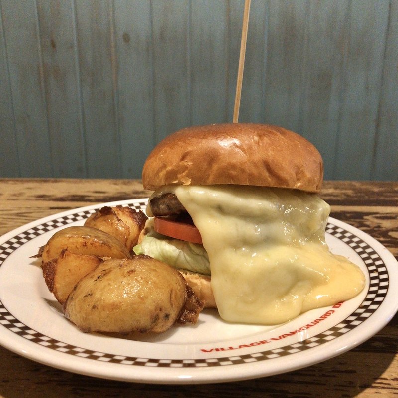 ラクレットフォールズチーズバーガー(ヴィレッジヴァンガードダイナー 下北沢)