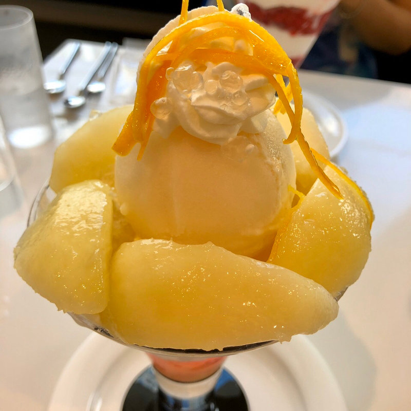 おかやま夢白桃のパフェ(新宿高野本店 タカノフルーツパーラー)